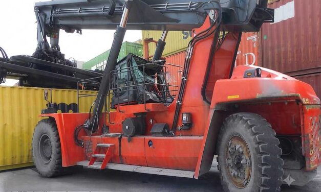 Rázuhant a kamion vezetőfülkéjére a 27 tonnás konténer, a sofőr azonnal szörnyethalt: vádat emeltek a targoncással ellen