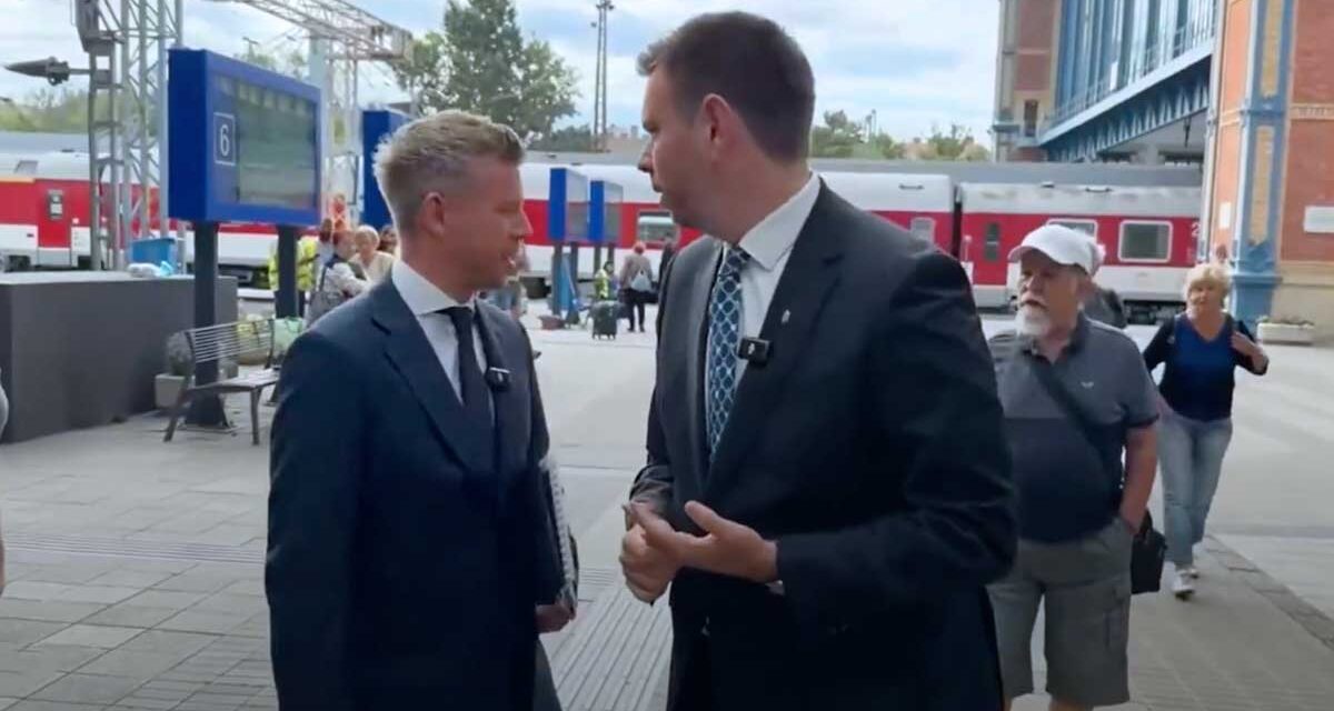 Közvetlen közelről leköpték Magyar Péter miniszterelnököt a Nyugati pályaudvaron, hol voltak a testőrök? VIDEÓ
