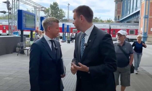 Közvetlen közelről leköpték Magyar Péter miniszterelnököt a Nyugati pályaudvaron, hol voltak a testőrök? VIDEÓ