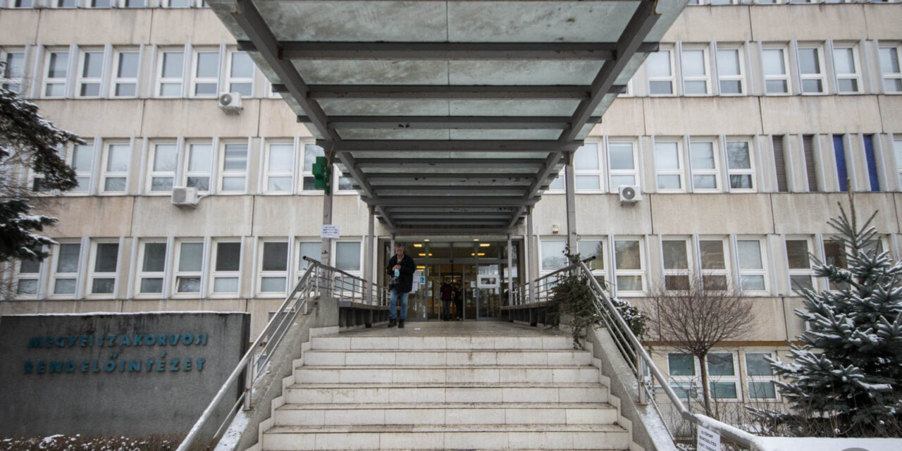 Megszökött a salgótarjáni kórházból egy zavart beteg, autót lopott, majd több kocsit is összetört