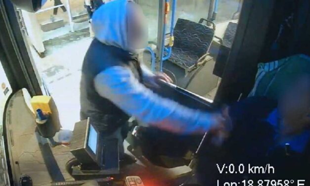 Ököllel verte a buszsofőrt a végállomáson az erőszakos férfi, vádat emeltek ellene, sok évre börtönbe kerülhet