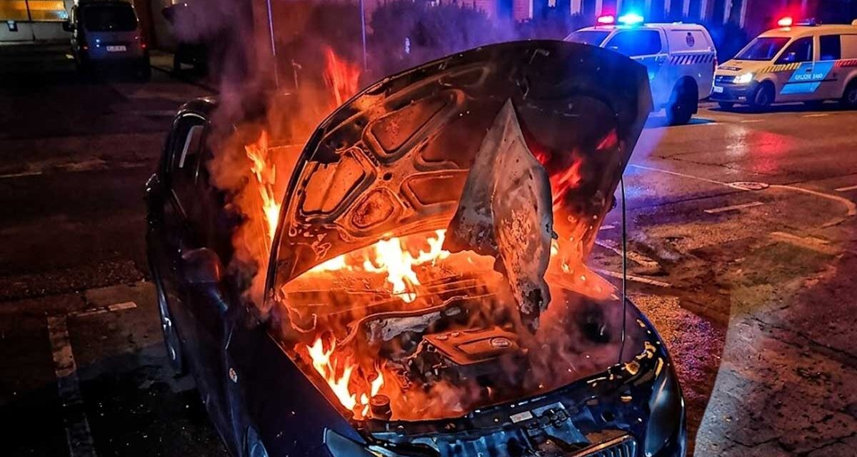 Bosszú Gödöllőn: Felgyújtotta a rendőrség előtt parkoló rendőr autóját a férfi, nagy lángokkal teljesen kiégett a kocsi