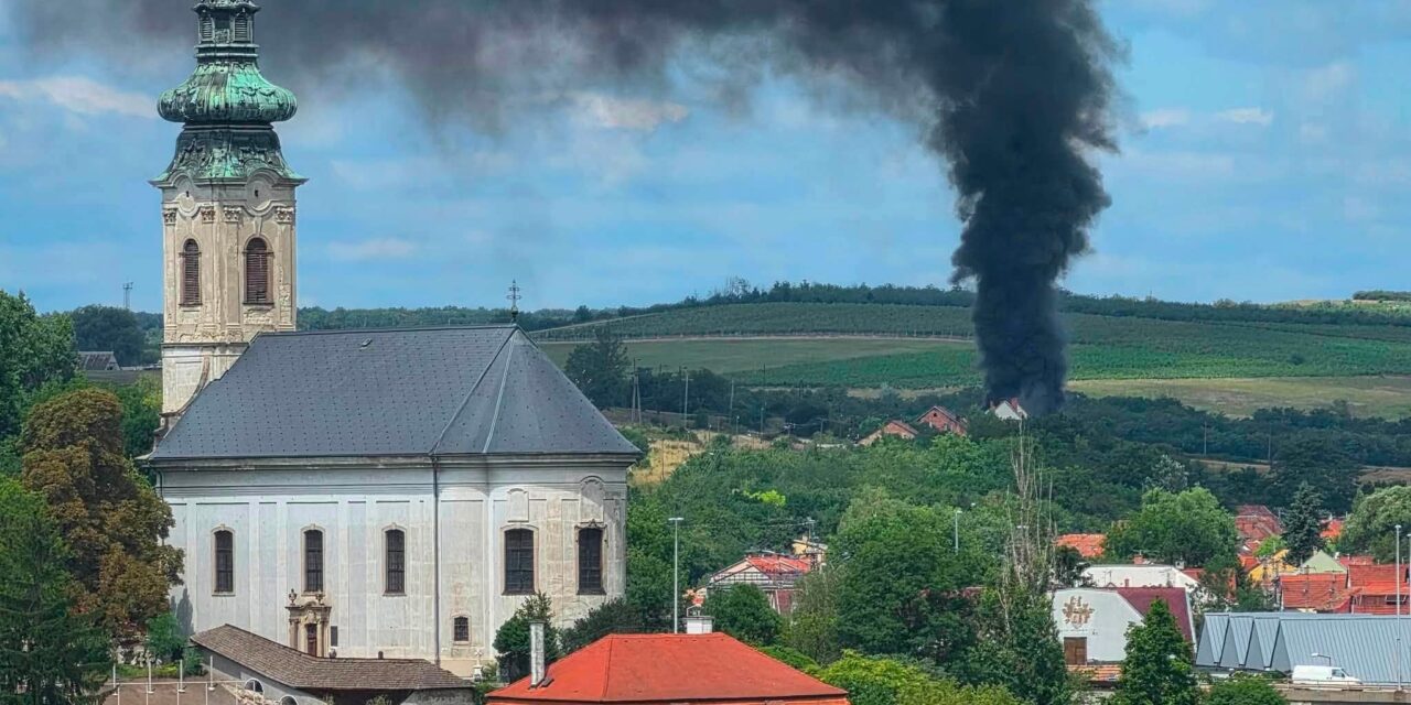 Brutális tűzeset Egerben: a fürdőszoba-ablakon jutottak ki az égő pokolból, három család lett földönfutó
