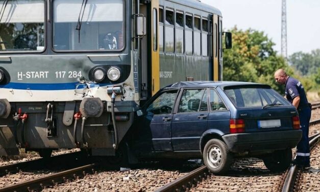 Halálos vasúti baleset Tállyánál: vonattal ütközött egy autó, utasát nem tudták újraéleszteni