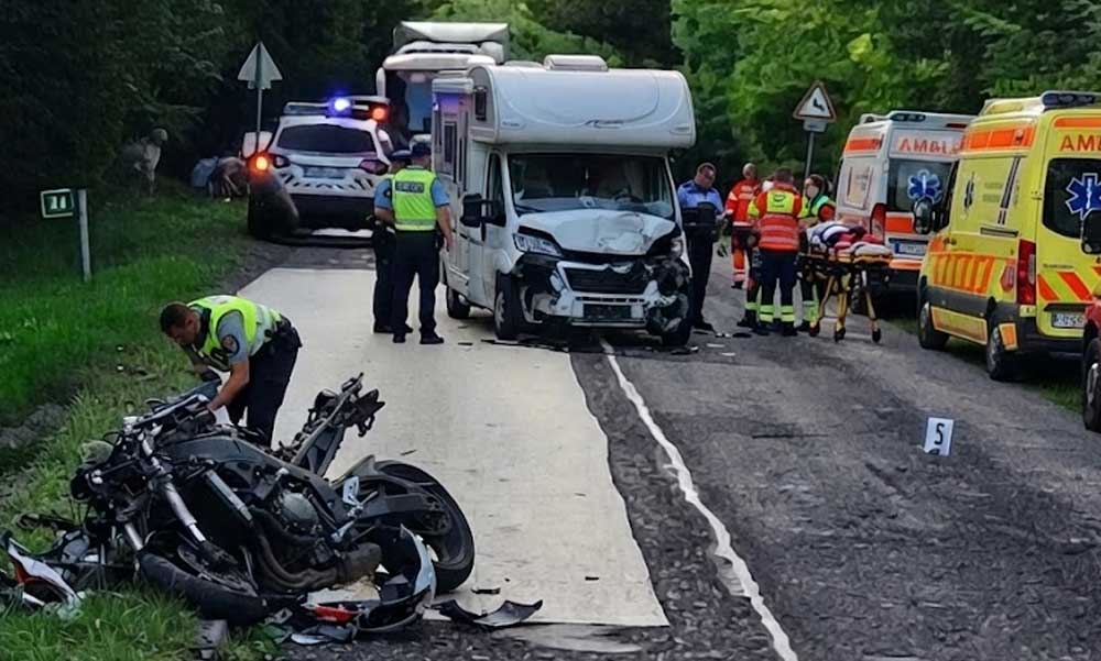 „A motorból nagyjából semmi nem maradt” – szörnyeghalt egy testvérpár Vajszlónál, miután motorjukkal egy lakókocsival ütköztek, a szemtanú szerint az áldozatok nem viseltek védőruhát