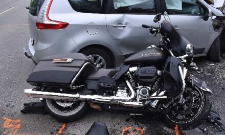 Motoros baleset Gödöllőnél: Az utolsó pillanatban megpróbált felugrani a motoros, de így sem kerülhette el a becsapódást