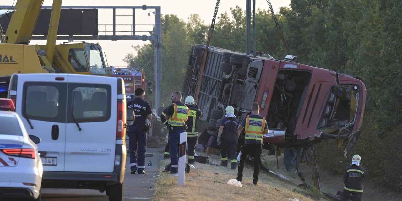Tömegszerencsétlenség az M3-ason: árokba csapódott egy turistabusz, 11 halottja van a balesetnek
