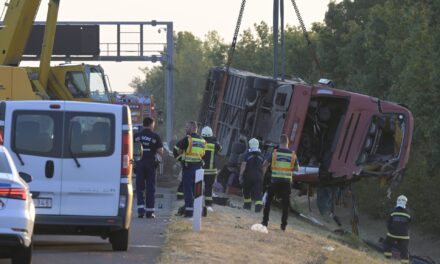 Tömegszerencsétlenség az M3-ason: árokba csapódott egy turistabusz, 11 halottja van a balesetnek