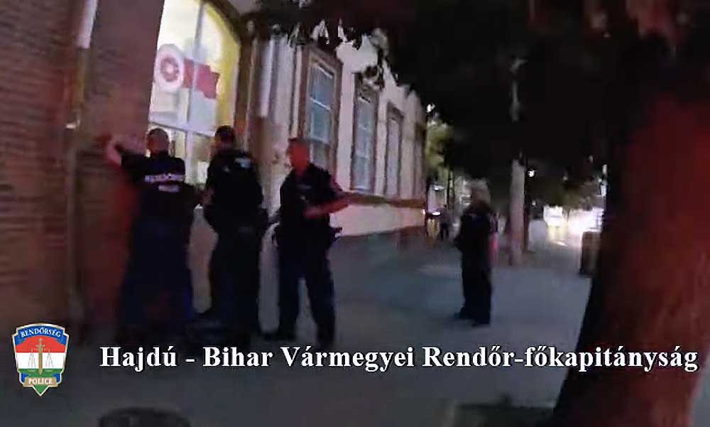 Megkéseltek két fiatalt Debrecenben, az egyik életveszélyben van – rendőrségi videó a tettes elfogásáról