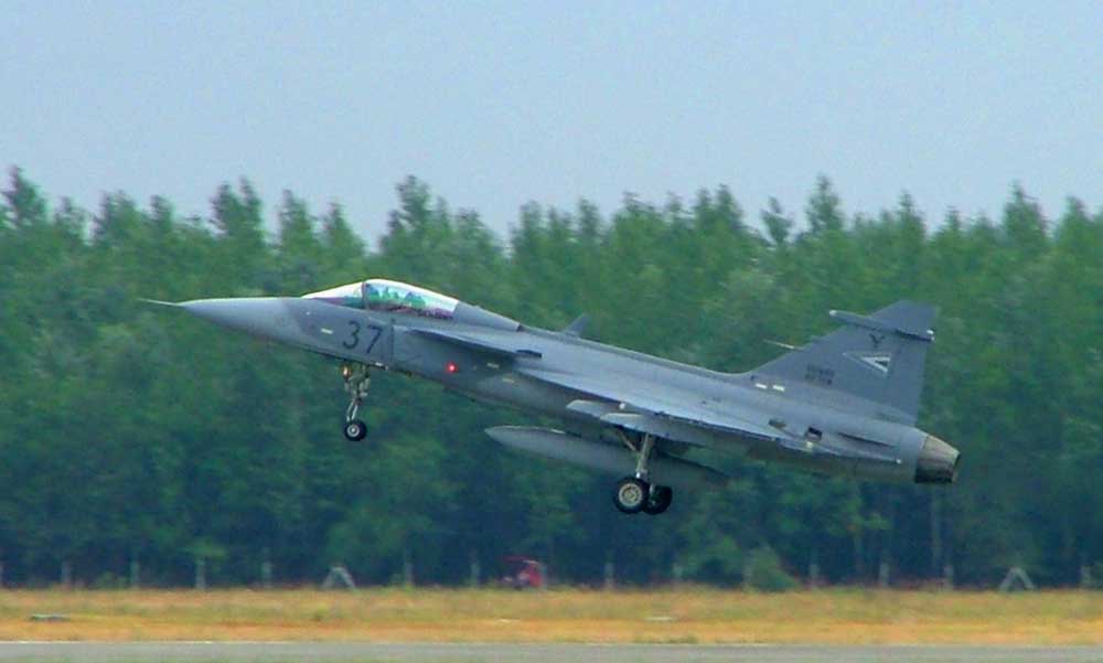 Újabb fejlemények a Gripen-balesetről: kiképzés közben zuhanhatott le a szolnoki légibázison a vadászgép
