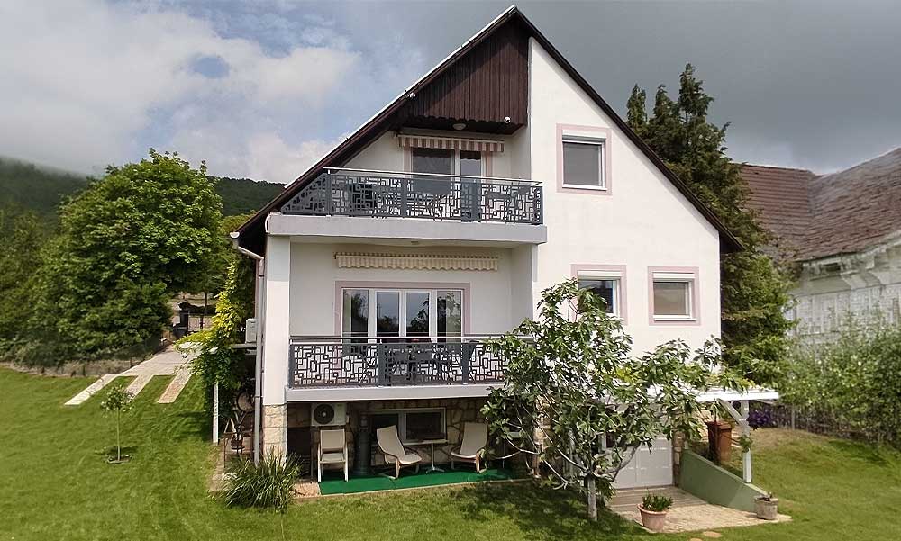 Rejtélyes haláleset a balatonfüredi apartmannban: rendőrök és mentők lepték el a környéket