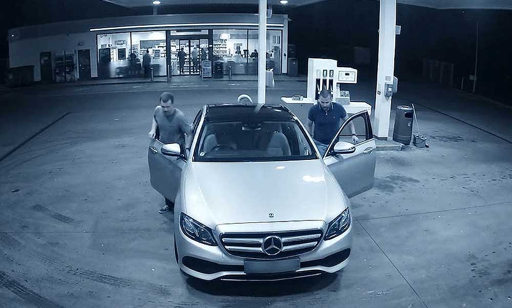 Tankolás után az autóban felejtette a kulcsot a sofőr, azonnal beugrottak a Mercedesbe a tolvajok: A száguldozásnak és rendőrségi hajszának egy árokban lett vége
