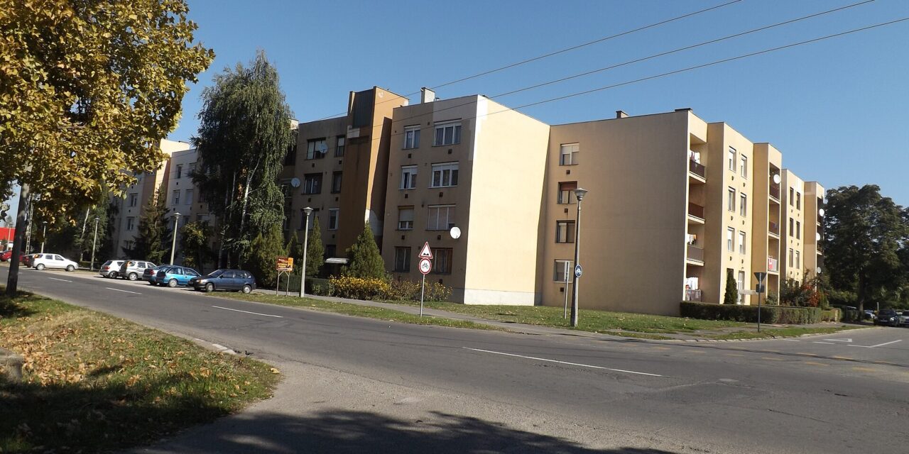 Fényes nappal szúrta hasba az állami gondozott kamaszt a mátészalkai férfi – őrizetbe vették a 71 éves férfit