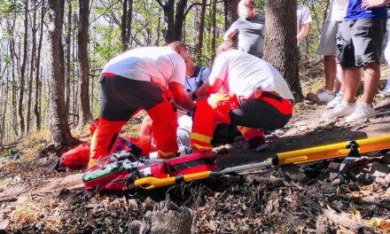 Drámai hegyi mentőakció: Speciális hordággyal hozták le a sérült túrázó nőt a Börzsönyből – VIDEÓ