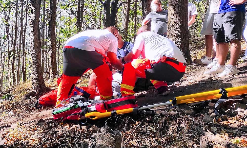 Drámai hegyi mentőakció: Speciális hordággyal hozták le a sérült túrázó nőt a Börzsönyből – VIDEÓ
