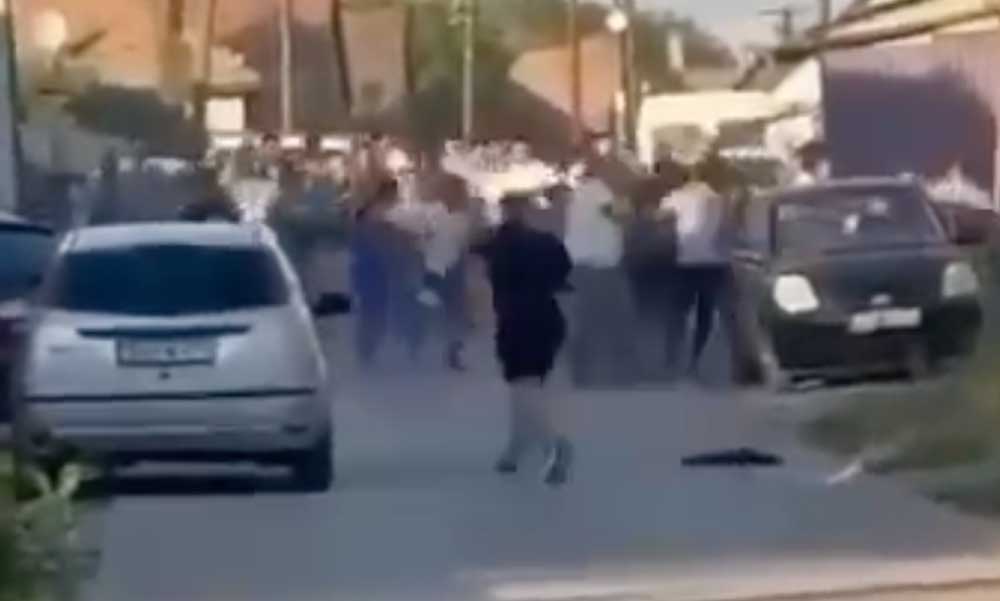 Tömegverekedés: vascsövekkel és kapával esett egymásnak 60 ember Monoron, két kamaszlány miatt tört ki a balhé – videó a cikkben