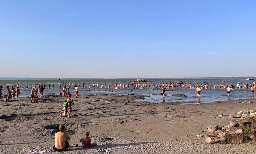 Emberláncot alkottak a strandolók Siófokon: Egy eltűnt ötéves kisfiút kerestek a Balatonban