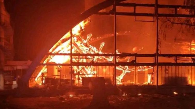 Szállodatűz Salgótarjánban: a túlhevült szauna miatt gyulladt ki a hotel, 46 embert menekítettek ki az épületből