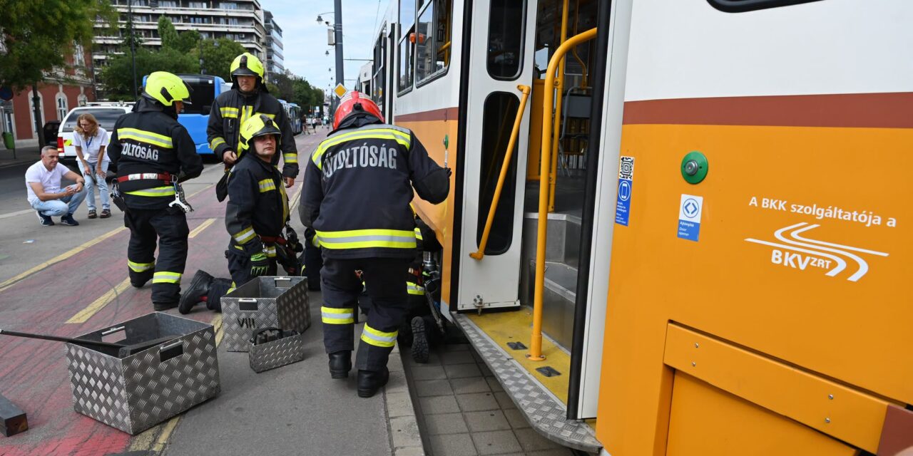 Két orvoscsoport, 9 órán keresztül műtötte azt a 6 éves gyermeket, akit elgázolt a villamos Budapesten: tűzoltók szabadították ki a jármű alól