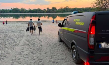 Dunakeszinél elmerült egy ember – A sekélyből a hirtelen mélyülő Dunába gyalogolt a társaság, tragédia lett belőle