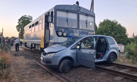 Vasúti baleset Galgagúton: vonattal ütközött egy autó, mentőhelikoptert riasztottak a helyszínre