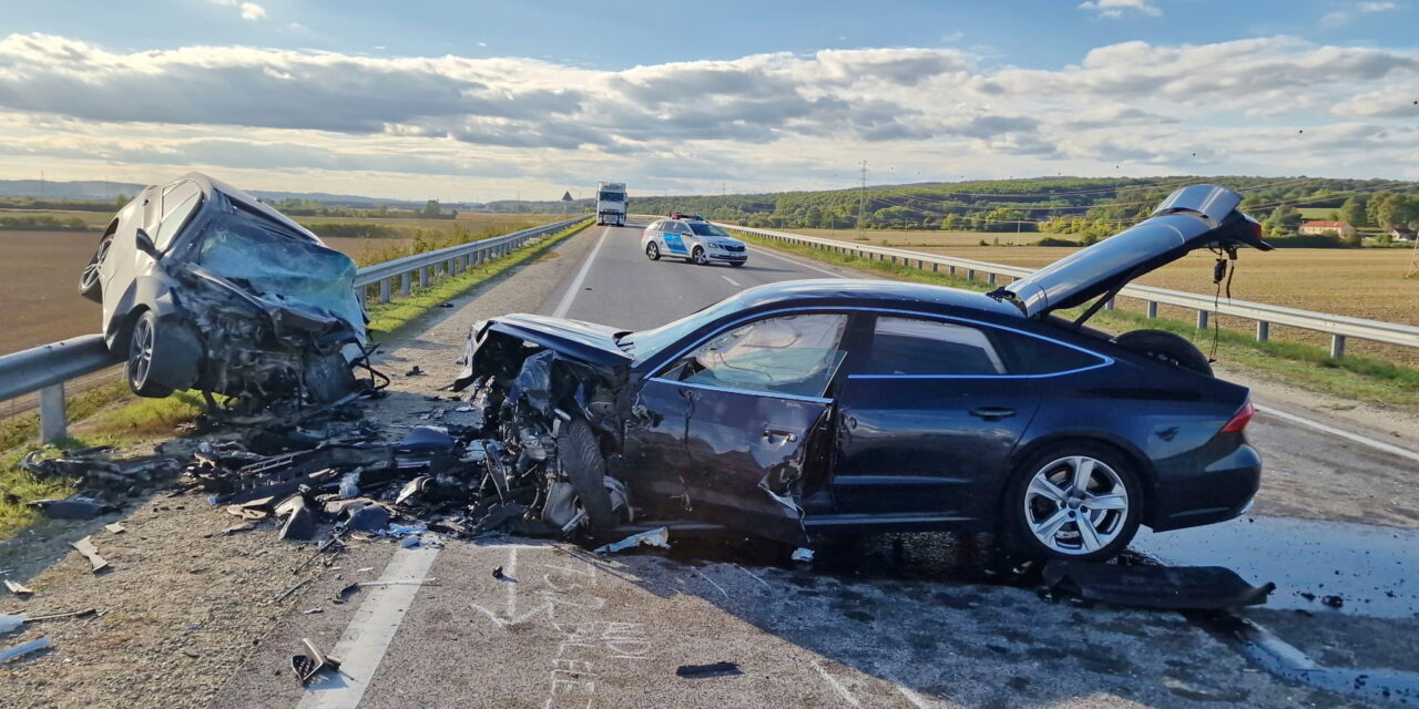 Halálos baleset az M80-ason: a szalagkorláton állt meg a Hyundai, egy 90 és egy 30 éves férfi halt a brutális ütközésben – helyszíni fotók