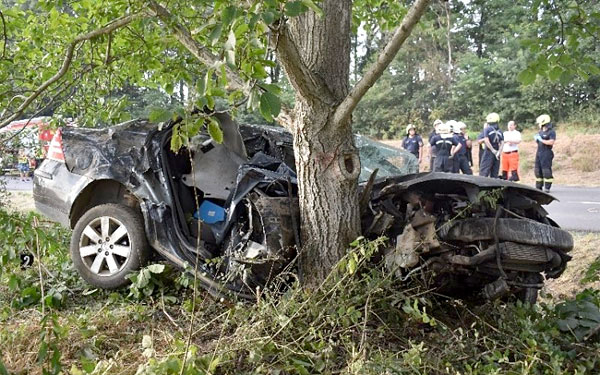 Részegen vitte haza rokonait egy családi partiból, fának csapódott autójával a 75 éves férfi: egy ember meghalt, húga és annak gyereke súlyosan megsérült