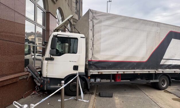 Villamossal ütközött, majd a kormányhivatal épületébe csapódott egy teherautó Budapesten