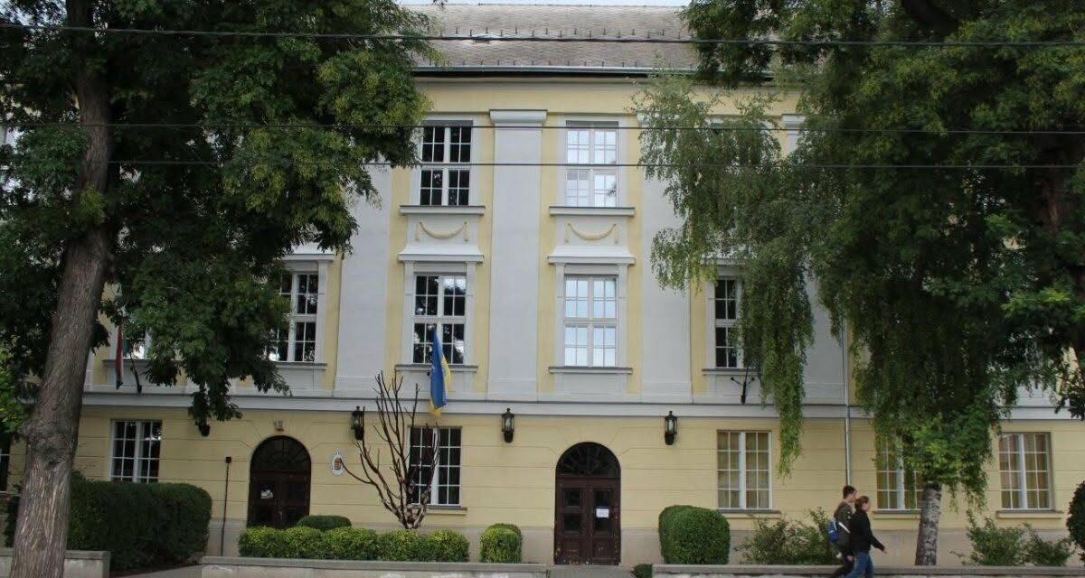 Pánik a bicskei iskolában: leszólított egy kislányt egy idegen férfi, azt kérte, üljön be mellé – a szülők feljelentést tettek