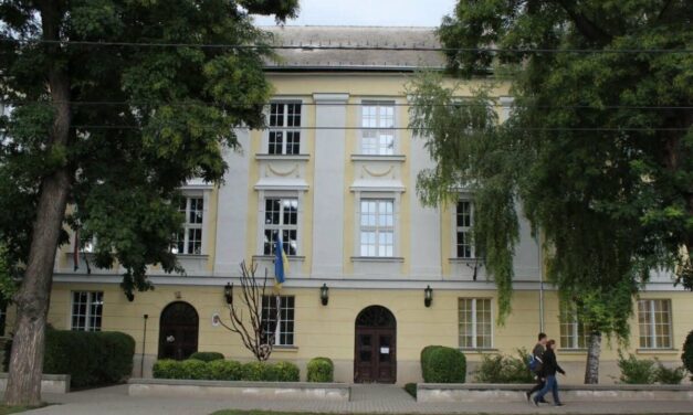 Pánik a bicskei iskolában: leszólított egy kislányt egy idegen férfi, azt kérte, üljön be mellé – a szülők feljelentést tettek