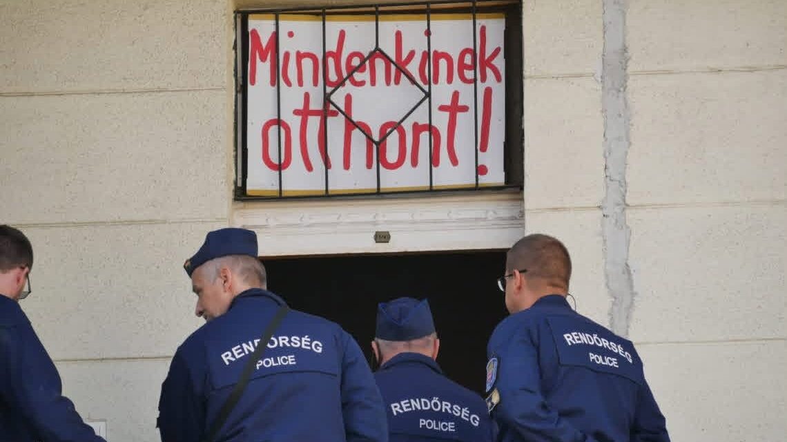 50 ukrán menekültet lakoltattak ki Budapesten, miután egy magát tulajdonosnak kiadó férfitól béreltek házat: végrehajtókat küldtek rájuk