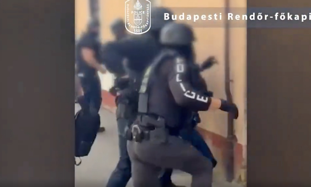 Rajtaütés Pesterzsébeten: drogot árult a család, apát és fiát őrizetbe vették – videó a cikkben