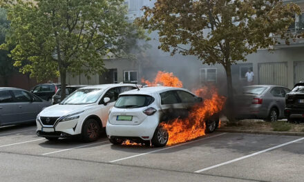 Váratlanul kigyulladt egy elektromos autó Budaörsön, minden előzmény nélkül lobbant be a Renault Zoe a parkolóban, nagy erőkkel vonultak ki a tűzoltók