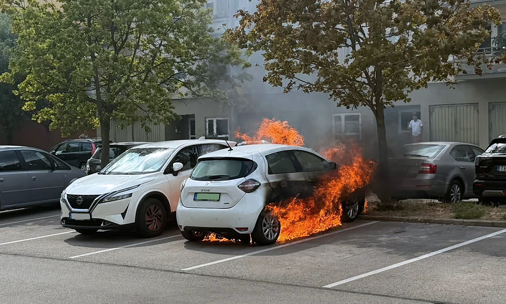Váratlanul kigyulladt egy elektromos autó Budaörsön, minden előzmény nélkül lobbant be a Renault Zoe a parkolóban, nagy erőkkel vonultak ki a tűzoltók