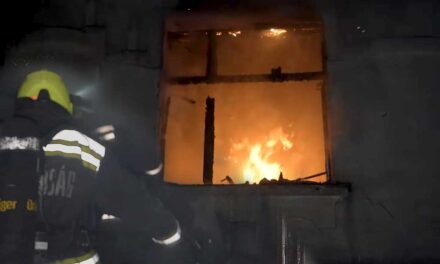Kigyulladt egy lakás Budapesten, 10 embert vittek kórházba, köztük 7 gyereket – helyszíni videó a cikkben