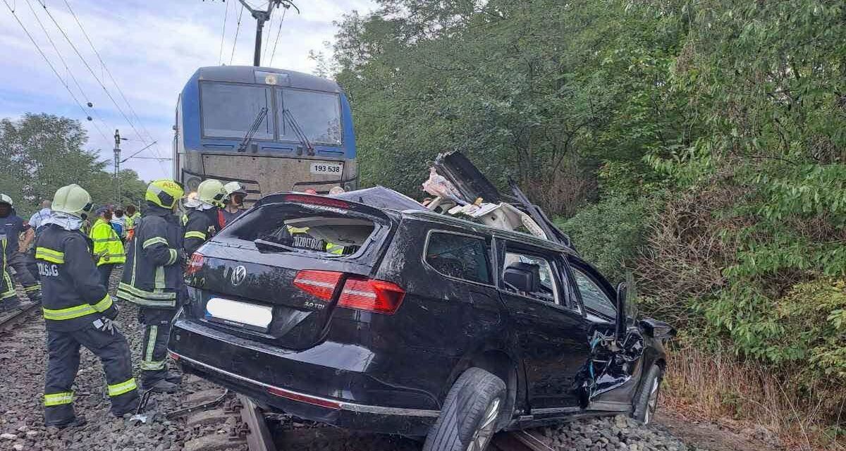 Vonatbaleset Börcsél: tehervonattal ütközött egy személyautó, a sofőr beszorult a roncsba