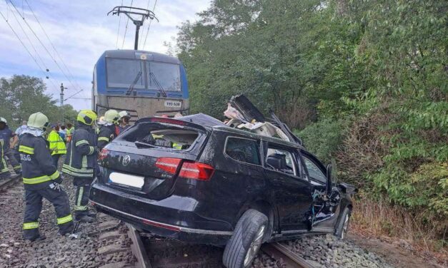 Vonatbaleset Börcsél: tehervonattal ütközött egy személyautó, a sofőr beszorult a roncsba
