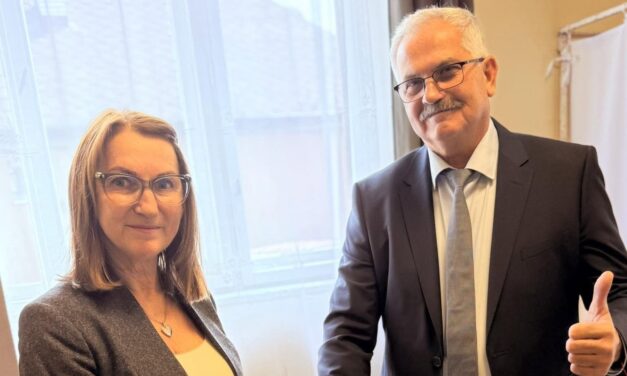 Elszámoltatás: 18 év után, gyanúsítottként hallgatták ki Simon Miklós volt fideszes képviselőt, aki közpénzt fizetett egy vállalkozónak, majd a munkát a közmunkásokkal végeztették el
