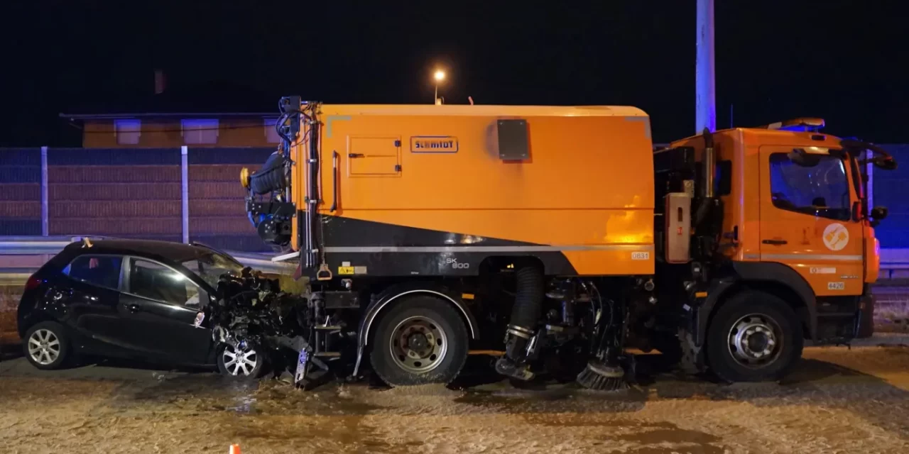 Úttisztítógépbe csapódott egy autó Budapesten,  meghalt a 34 éves nő