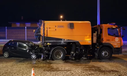 Úttisztítógépbe csapódott egy autó Budapesten,  meghalt a 34 éves nő