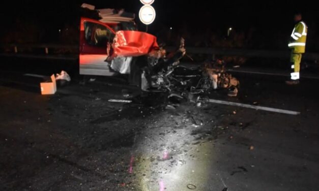 Munkagépnek ütközött az M3-ason, a kórházban meghalt a 48 éves nő