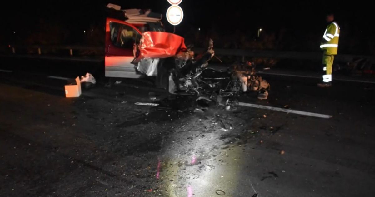 Munkagépnek ütközött az M3-ason, a kórházban meghalt a 48 éves nő