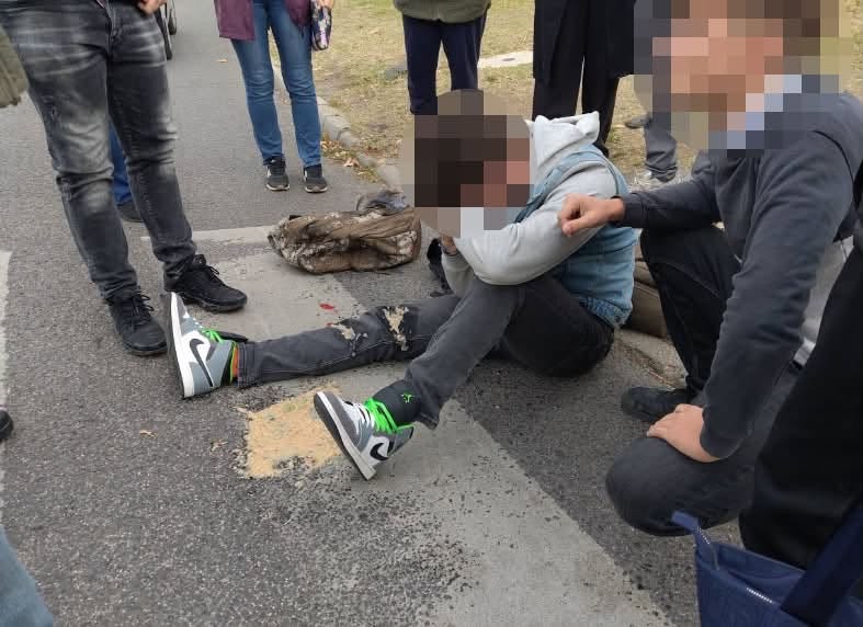 Rolleres baleset Óbudán: a piroson ment át a fiatal fiú, elgázolta egy autós
