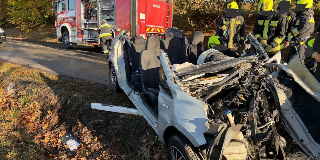 Volánbusszal ütközött egy személyautó Szederkényben: egy ember beszorult a roncsba, mentőhelikopter a helyszínen
