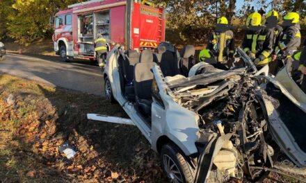 Volánbusszal ütközött egy személyautó Szederkényben: egy ember beszorult a roncsba, mentőhelikopter a helyszínen