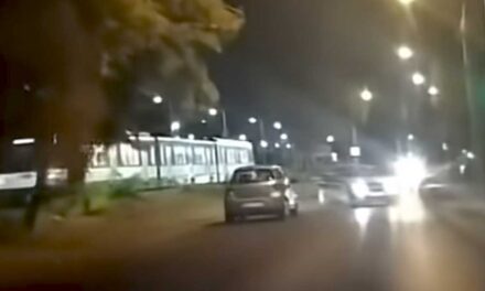 Részegen, kis híján a HÉV elé hajtott egy 79 éves nő Dunaharasztiban, két fiatal akadályozta meg a tragédiát – videó a cikkben
