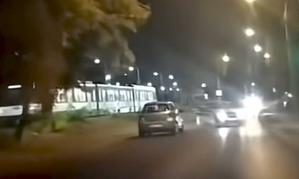 Részegen, kis híján a HÉV elé hajtott egy 79 éves nő Dunaharasztiban, két fiatal akadályozta meg a tragédiát – videó a cikkben