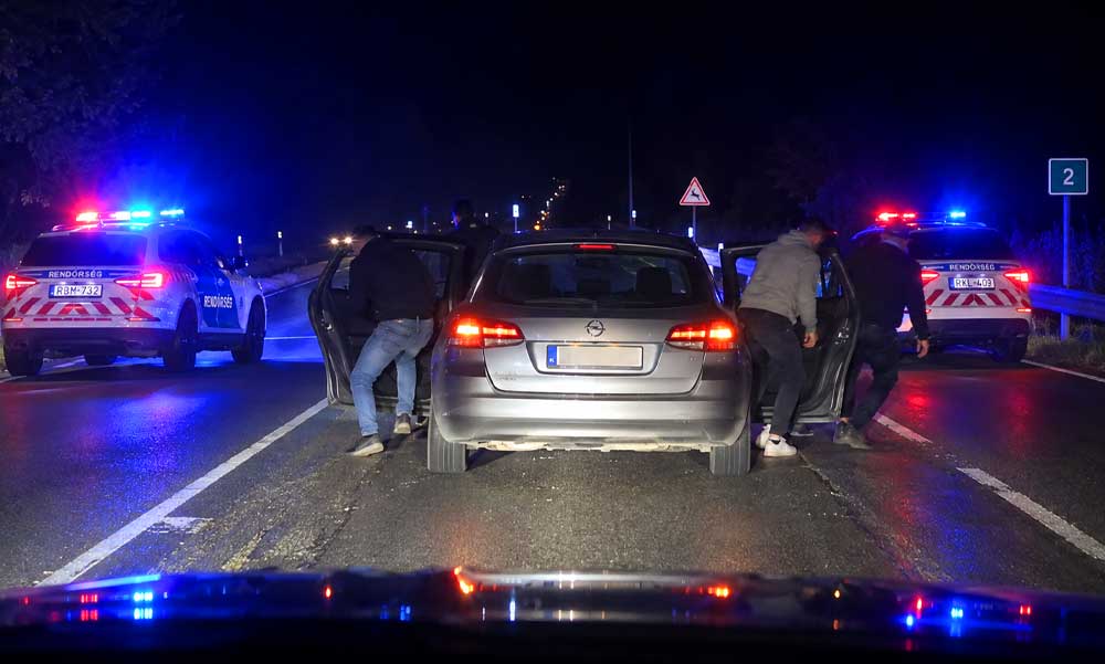 Éjszakai hajsza a 2-es úton: Milliós zsákmánnyal a csomagtartóban buktak le váci betörők