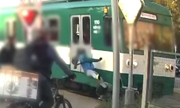 Sokkoló videón a HÉV-baleset: Piroson hajtott át a biciklis, métereken át vonszolta a szerelvény a bringát