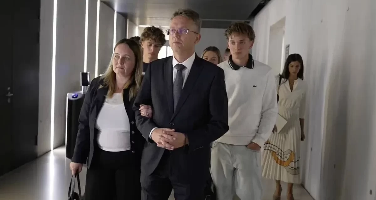 „Én vagyok”- telefonon hívta fel feleségét a fogdából Hankó Balázs, Zsuzsa asszony elmondta, mit vitt magával a börtönbe a fideszes politikus
